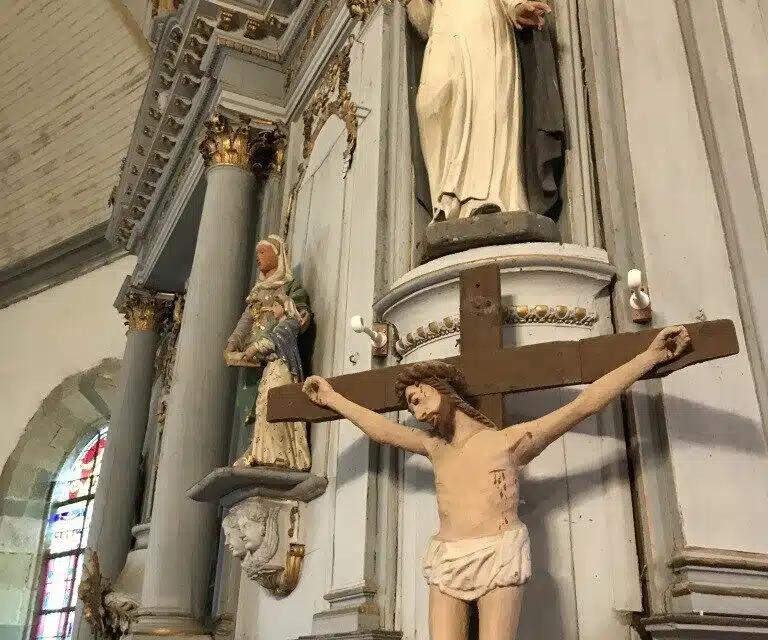 Le monument possède une riche ornementation