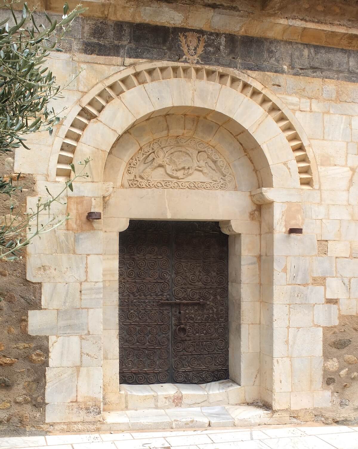 Détail décoratif de fer forgé catalan sur porte d'église